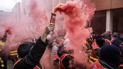 Miembros del sindicato CGT ocuparon ocupan una planta de distribuci�n de electricidad del grupo EDF, en Saint Denis.