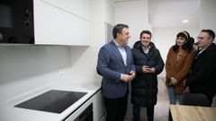 Gonz�lez Formoso, Jos� Ram�n Romero, Mar Garc�a y Ra�l Treus visitaron la nueva vivienda de emergencia social de Praia Xard�n