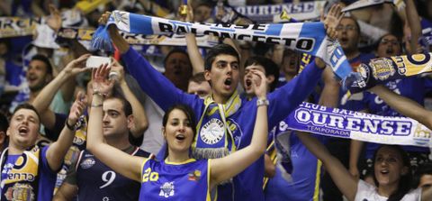 La afici�n ourensana aguarda el desenlace que confirme el �xito deportivo de los cobistas. 