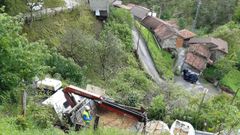 Las obras en el talud con las viviendas al fondo.