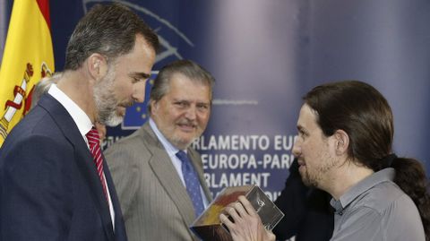 Durante la visita de Felipe VI a la Eurocmara, en Bruselas, Pablo Iglesias, secretario general de Podemos, le regal una coleccin en DVD de la serie Juego de tronos.