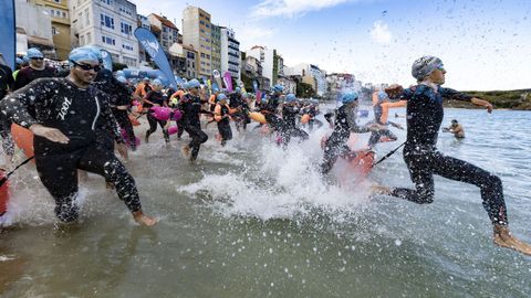 La espectacular 16.� edici�n de la traves�a a nado de Malpica, en im�genes