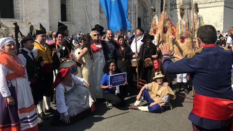El alcalde de Siero, �ngel Garc�a, posa con todos los personajes de los sidros y les comedies justo antes de comenzar el desfile del festival de la M�scara Ib�rica