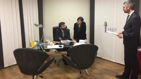 Los letrados Adri�n Mart�nez, Olga Blanco (sentados) y Carlos Su�rez, de Efeso Abogados