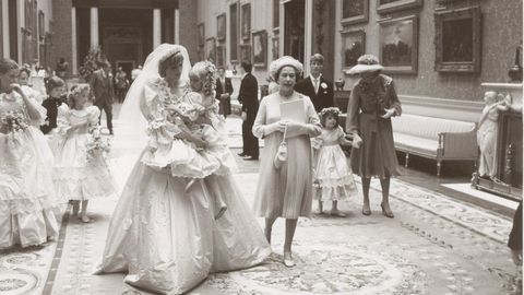 Diana de Gales, el da de su boda, llevando en brazos a una de sus damas de honor.