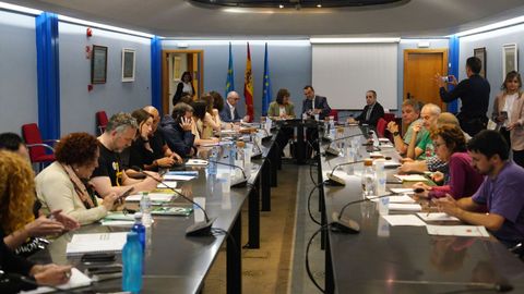La vicepresidenta del Principado de Asturias, Gimena Llamedo, y el consejero de Hacienda, Justicia y Asuntos Europeos, Guillermo Pel�ez, y los sindicatos ANPE, CCOO, UGT, Suatea y CSIF mantienen un nuevo encuentro para tratar de desbloquear el conflicto educativo