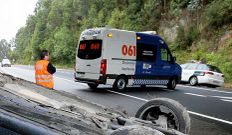Una ambulancia del O61 atiende un accidente en Burela.