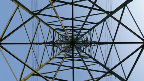 Una torre de alta tensi�n vista desde dentro.Una torre de alta tensi�n vista desde dentro