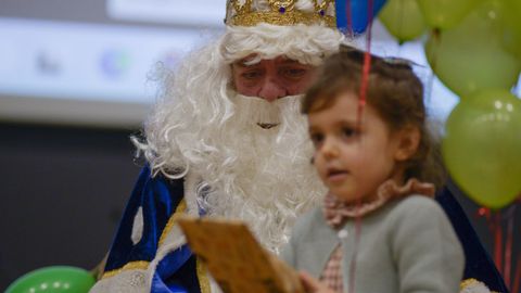 Cada uno de los nios asistentes recibi un regalo en manos de los Reyes de Oriente.