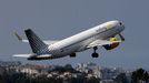 Un avin de Vueling despegando del aeropuerto de A Corua, en una imagen de archivo