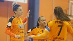 Emilly (izquierda), Cilene y Peque celebran un gol