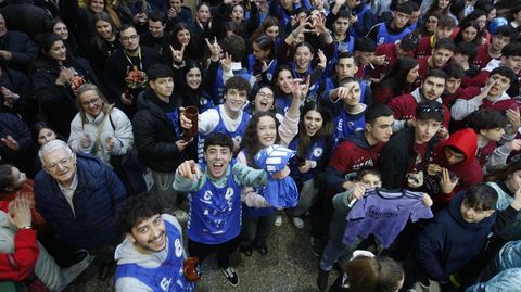 Ambiente en las primeras filas bajo el palco del pregón