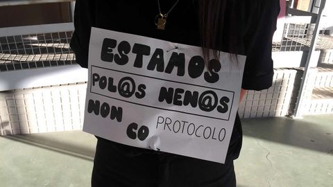 Cartel protesta en el Colegio Cruceiro de Canido, en Ferrol