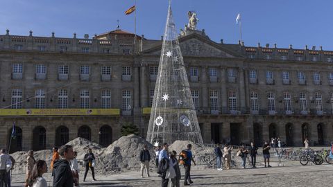 Montaje del rbol navideo en el Obradoiro el pasado da 17 de noviembre