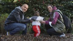�scar y Marta, de Ordes, con el peque�o Oriol, el primer nacido en el Cl�nico en el a�o 2021