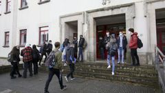 Imagen de archivo de alumnos a las puertas de la Polit�cnica Superior de Esteiro, donde este curso se incrementa la matr�cula