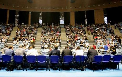 Ms de dos mil accionistas aplaudieron la gestin de la junta directiva y festejaron la conversin del Obradoiro en SAD.