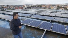 Pablo Mauriz, edil de Obras del Ayuntamiento de Nar�n, muestra los paneles solares que ocuparon la azotea que se concibi� como helipuerto.