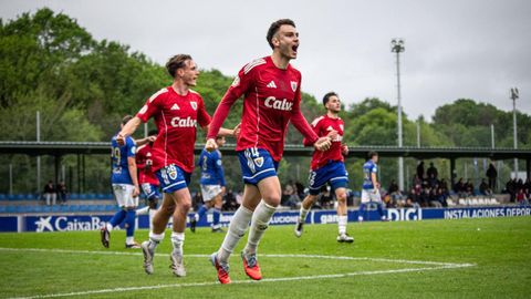 Fito celebra el 0-2 del Berganti&ntilde;os en Oviedo.