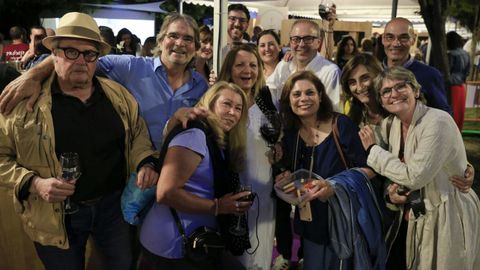 Un grupo de Monforte junto a uno de los puestos del festival