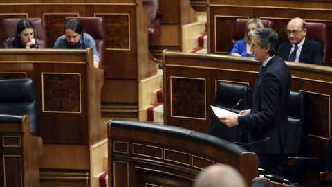 El ministro de Fomento Iñigo de la Serna, responde una pregunta durante la sesión de control al Gobierno en el Congreso de los Diputados.