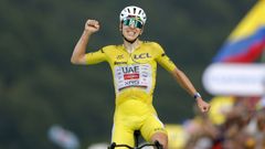 El esloveno Tadej Pogacar celebrando la victoria de etapa en el Tour de Francia