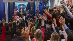 Trump, ante una repleta sala de prensa de la Casa Blanca.