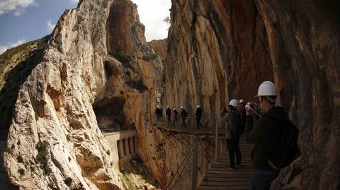 El origen de este camino fue la construcci�n de un canal de agua para unir unos embalses que llev� aparejado un camino de mantenimiento de dicho canal, conocido como �Caminito del Rey� porque la obra fue inaugurada por el rey Alfonso XIII.