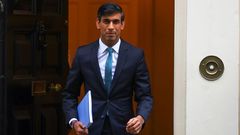 El ministro de Econom�a, Rishi Sunak, sale de Downing Street en su etapa como ministro de Econom�a