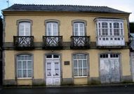 Fachada de la casa usada para acoger a personas en Muras.