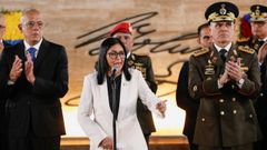 La presidenta Delcy Rodr�guez, flanqueada por el presidente de la Asamblea Nacional, su hermano Jorge Rodr�guez, y por el hasta ahora ministro de Defensa, Vladimir Padrino