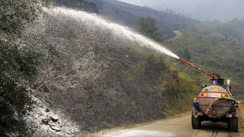 Una cisterna esparciendo agua en el municipio de Folgoso do Courel durante los incendios forestales del 2022