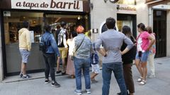 Colas para hacerse con las empanadillas de A Tapa do Barril