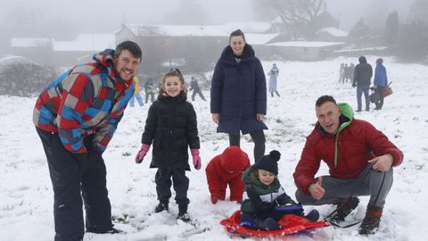 En el alto de San Marti�o, en Ourense, muchas familias disfrutaron de la nieve