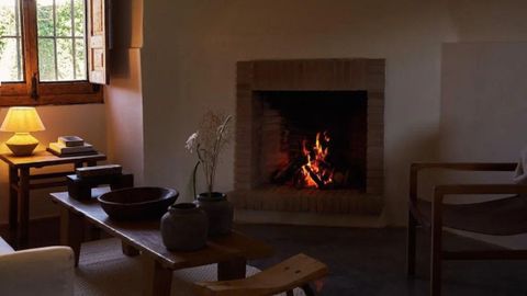 Chimenea y detalles de uno de los apartamentos rurales de lujo del palacio de los Miranda-Quirs.