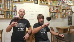 Jorge (en la foto, a la izquierda), de 43 a�os, y H�ctor (derecha), de 42, en O Bandullo do Lamb�n, donde organizan �meet the brewer� en los que los propios cerveceros presentan sus bebidas al p�blico, adem�s de �fiestas cerveceras de pinchada m�ltiple�. Entre sus referencias m�s caras, tienen una de 35 euros; y, entre las m�s baratas, de 2,50. 