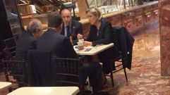 Le Pen se tom� un caf� en la Torre Trump, con un empresario y el vicepresidente del FN