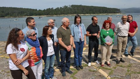 A portavoz nacional do BNG Ana Pont�n reuniuse coa cofrad�a de Carril pra falar da situaci�n do marisqueo