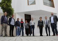 Carrasco y Creus, con Iglesias y el resto de asistentes, delante de la Casa Chao de Corcubi�n. 