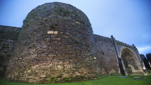Un ejemplo que resume los males de la Muralla de Lugo: grietas, laminaci�n de las piedras, erosi�n, desprendimientos y poluci�n