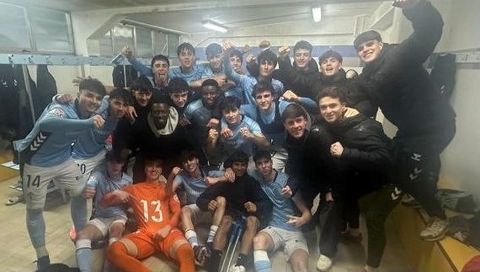 Los futbolistas del Celta Juvenil A celebran su triunfo ante el Sporting de Gij�n.