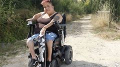 Laura Cagiao, delante del camino de acceso al parque de skate de Navia. 
