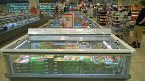 Comida halal en la secci�n de congelados de un supermercado