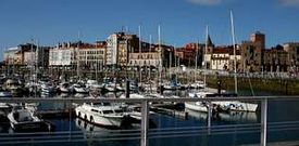 <span lang= es-es >BARRIOS MARINEROS.</span> Vista del moderno puerto deportivo de El Musel, a los pies de Cimavilla, lugar de marineros