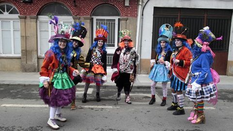  Las locas del sombrero , en los momentos previos al inicio del desfile en la calle Leopoldo Calvo Sotelo