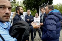 Besteiro se acerc� a hablar con los armadores de la Costa da Morte acampados en San Caetano. 