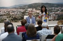 Jes�s V�zquez y Bel�n Iglesias, que asumir� Cultura, en un reciente acto con asociaciones. 