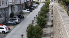 Paso de la Vuelta Ciclista el pasado verano por la avenida de Galicia de A Fonsagrada