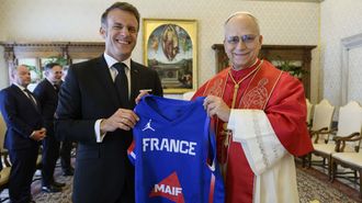 Emmanuel Macron y el papa Le&oacute;n XIV, durante la audiencia privada en Roma