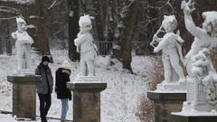 Dos personas caminan por el parque de Charlottenburg de Berl�n completamente cubierto de nieve